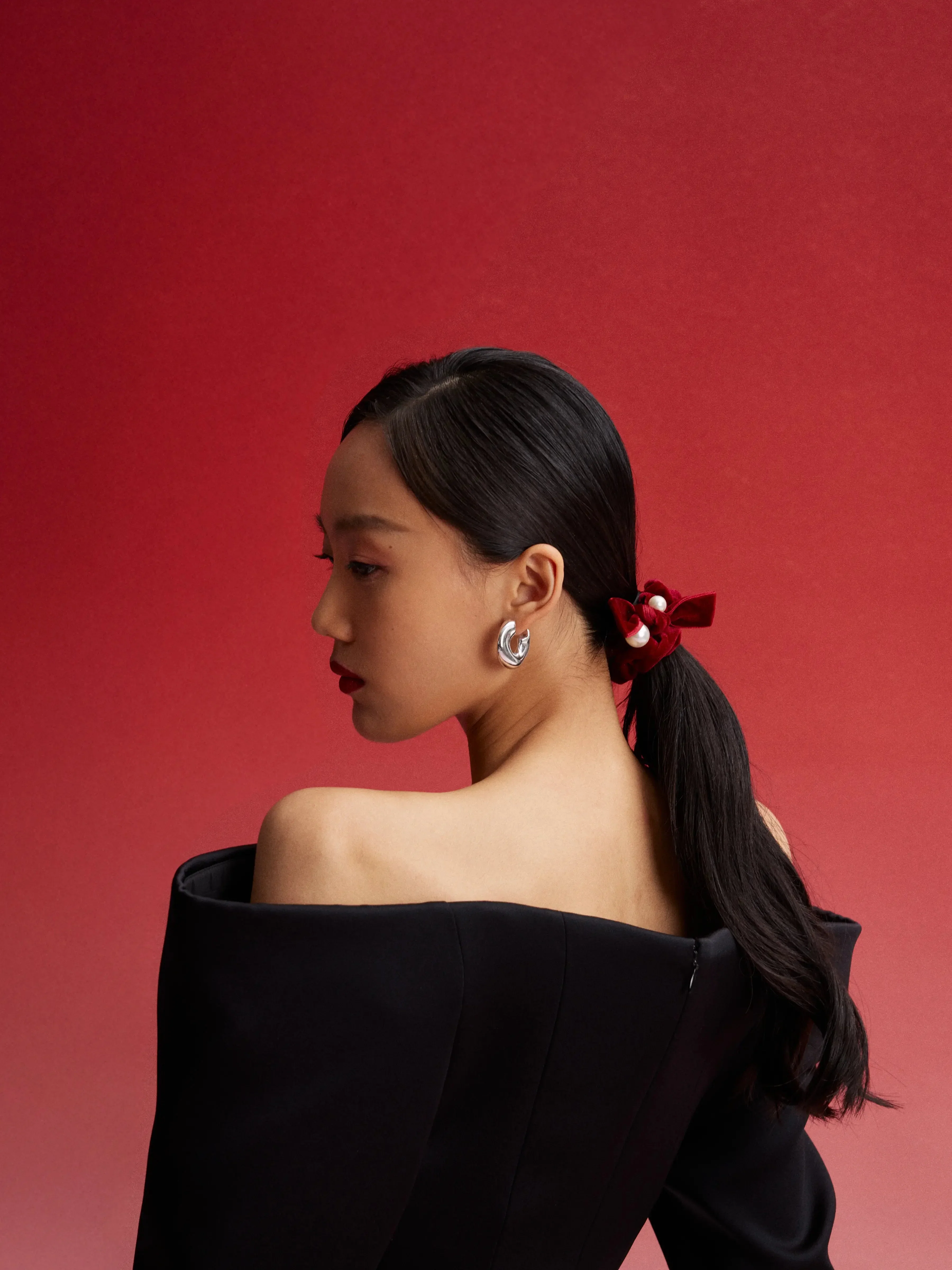 Everly Pearl Velvet Scrunchie - Image 2